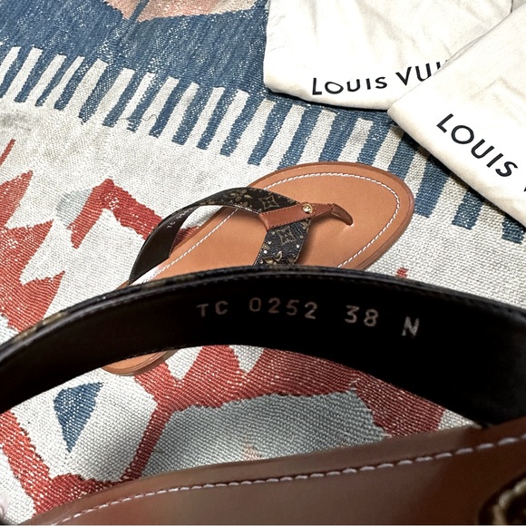 LOUIS VUITTON Sunny Flat Thong - Picture 10 of 12